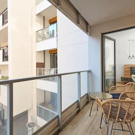 Prusa Stylish With Balcony By Renters شقة فروتسواف